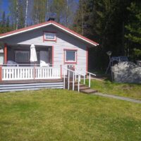 Näkymä rannasta mökille