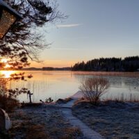 Aurinkoinen talviaamu rannalla.
